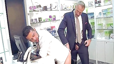 Mas3 evan attempt handymanl nes cums on a hot blowjob