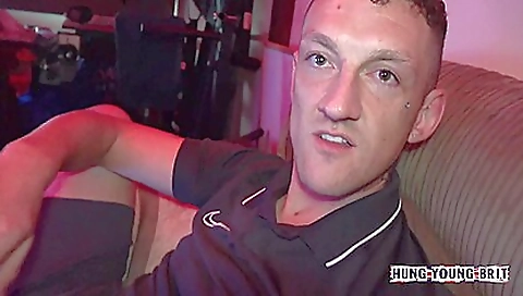 Smoking-h werden during a foot fetish